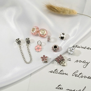 Set de joyería DIY con cuentas de vidrio rosa y colgantes de corazón de plata