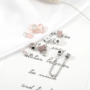 Set de joyería con dijes rosas cuentas de vidrio colgantes de flores y corazones de amor