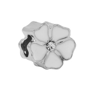 Primer plano de charm de flor plateada con esmalte blanco y centro de cristal claro