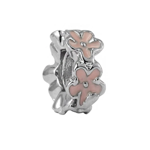 Vista detallada del charm de plata con patrón floral de esmalte rosa y diseño de flor