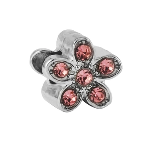 Primer plano de dije floral plateado con seis piedras de circonita cúbica rosa brillante
