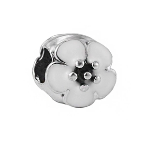 Primer plano de dije floral plateado con esmalte blanco para pulseras artesanales