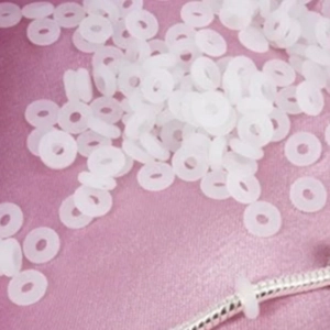 Primer plano del anillo de tope de silicona para cadena de serpiente y accesorios DIY