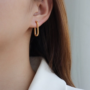 Französische minimalistische U-förmige geometrische Creolen mit 18k Goldbeschichtung