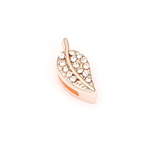Ciondolo a forma di foglia in oro rosa con cristalli bianchi scintillanti su sfondo bianco
