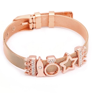 Bracelet en maille or rose avec breloques couronne, fusée et étoile serties de cristaux