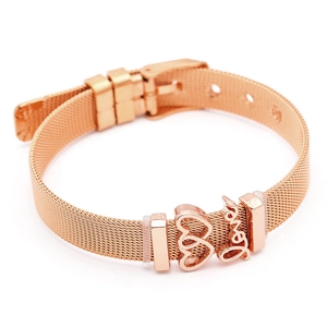 Details des roségoldenen Mesh-Armbands mit Herzanhängern und Love-Schriftzug