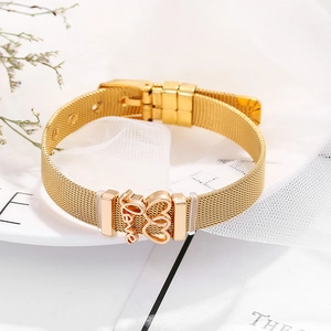 Goldenes Edelstahl-Mesh-Armband mit Herz- und Love-Anhängern in eleganter Umgebung