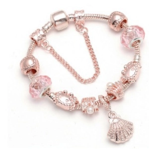 Roze kralenarmband met roségouden schelphanger en sprankelende kristallen kralen
