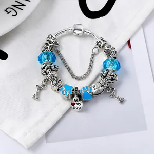 Blauwe kralenarmband met huisdierthema, hartjesbedeltjes en hondenpootjes hangers