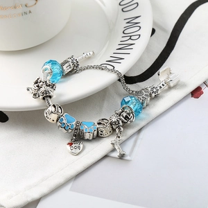 Zilveren bedelarmband met hartvormige hondenhanger en blauwe facetgeslepen kralen