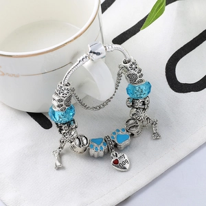DIY zilveren bedelarmband met blauwe kristallen kralen en My Dog hart hanger aan slangenketting