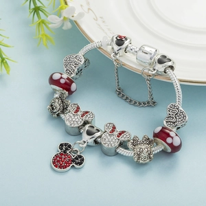 Bracelet à breloques souris avec strass rouges et perles émaillées sur chaîne serpent