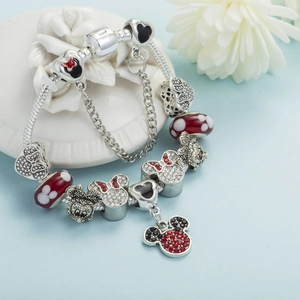 Bracelet serpent argenté style Disney avec charms Mickey Mouse et nœud émaillé rouge