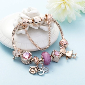 Roségoldenes DIY Charm Armband mit rosa Kristallen und violetten Glasperlen auf Schlangenkette