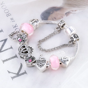 Bracciale con ciondoli, perle di cristallo rosa, cuori e incisione I Love You