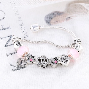 Bracciale con ciondoli, catena a serpente d'argento, perle rosa e pendenti a cuore