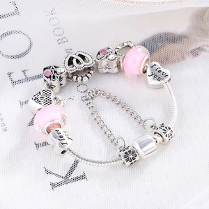 Bracciale con ciondoli a cuore rosa con incisione I Love You e perle in vetro