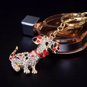 Porte-clés chien dalmatien doré orné de strass brillants et de détails en émail rouge