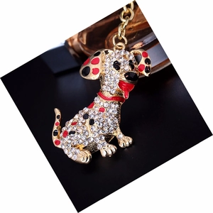 Porte-clés dalmatien en cristal étincelant avec finition dorée et détails émaillés