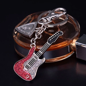 Porte-clés guitare électrique rouge avec paillettes argentées et breloque médiator