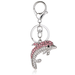Portachiavi a delfino argento con strass rosa e chiusura a moschettone su sfondo bianco