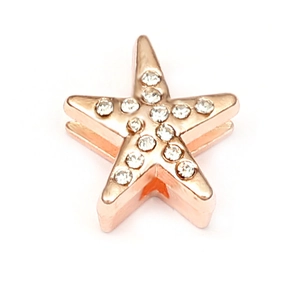 Dettaglio macro dello charm a stella marina in oro rosa con cristalli per fai da te