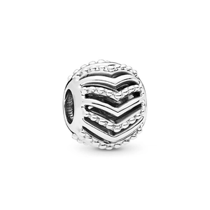 Detailansicht der silbernen Charm-Perle mit Chevron-Muster und feiner Perlenrand-Textur