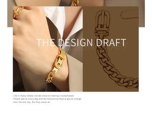 Nahaufnahme von goldenem Gliederkettenarmband mit Gürtelschnalle und Designentwurf