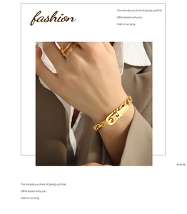 Detail eines goldenen Gliederkettenarmbands mit einzigartigem Gürtelschnallenverschluss