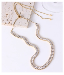 Detail van gouden choker ketting met baguette geslepen zirkonia en verstelbare bolo sluiting
