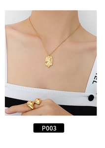 Λεπτομέρεια κολιέ με λιοντάρι και δαχτυλίδι καρδιά με επίστρωση χρυσού 18 καρατίων