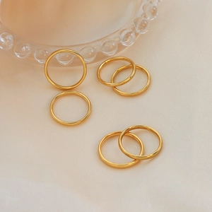 Set di 6 anelli sottili in acciaio inossidabile placcato oro per donna su tessuto
