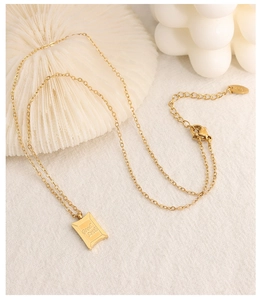 Dettaglio della collana Good Luck con pendente quadrato e targhetta punzonata K18