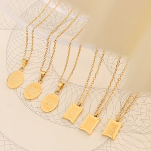 Collana con Ciondolo Inciso Lettera Good Luck per Donna in Acciaio al Titanio Placcato Oro 18K Gioielli Geometrici Ovali