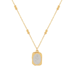 Goldene Perlenkette mit zweifarbigem Hammerschlag-Rosenanhänger auf weißem Hintergrund
