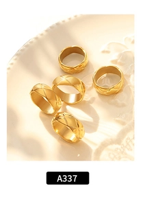 Detail van vijf goudkleurige gewatteerde ringen op een vintage keramische plaat