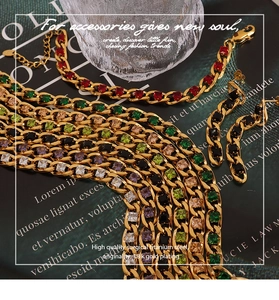 Dettaglio di parure in acciaio al titanio placcato oro 18k con zirconi multicolore