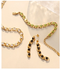 Dettaglio set gioielli placcati oro 18K con zirconi quadrati smeraldo, bianchi e neri