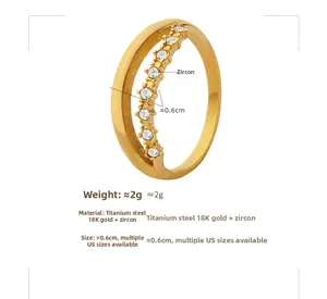 Detalle de anillo de titanio chapado en oro 18k con diseño de capas y circonitas