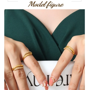 Detalle de anillo de oro de doble capa con circonitas en el dedo de una mujer