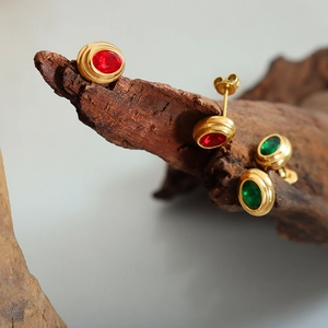 Pendientes de titanio con circonitas ovaladas rojas y verdes y acabado dorado