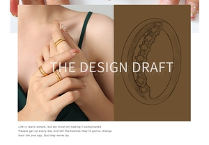 Detalle del diseño del anillo dorado de capas con circonitas en la mano de una modelo