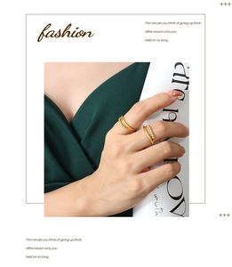 Detalle de anillo de doble capa chapado en oro 18k con circonitas en modelo