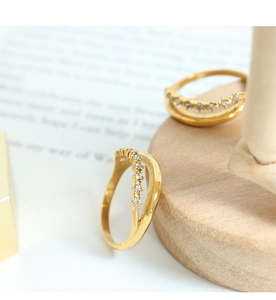 Primer plano detallado de anillos dorados con pavé de circonitas cúbicas brillantes