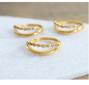 Detalle de los anillos de doble capa bañados en oro 18k con circonitas brillantes
