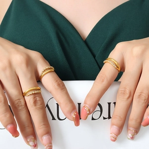 Anillo de doble capa chapado en oro de 18k con circonitas para un look minimalista