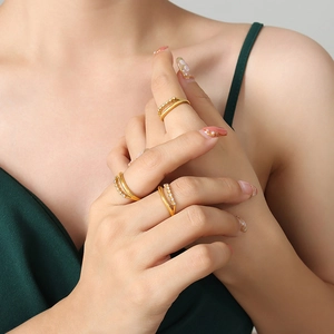 Elegante anillo de doble capa en oro de 18k con circonitas brillantes para mujer