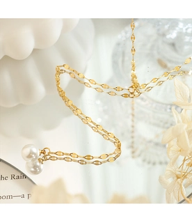 Detailopname van een gouden parelketting op een spiegel met een elegante decoratie
