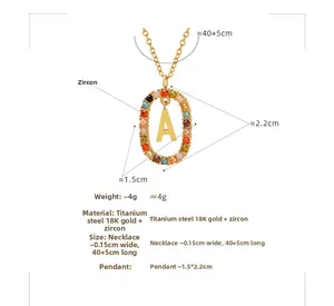 Detailansicht des goldenen 18K Buchstaben A Anhängers mit bunten Zirkonia und Maßen